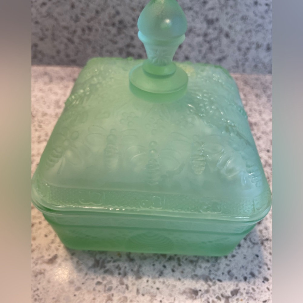 Tiara Exclusive Glassware Frosted Green Honey Bee Hive covered candy dish